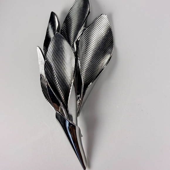 Vintage Trumpet Flowers Brooch - Picture 8 of 9